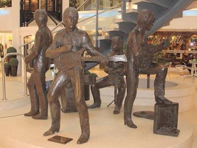 Los Beatles en bronce